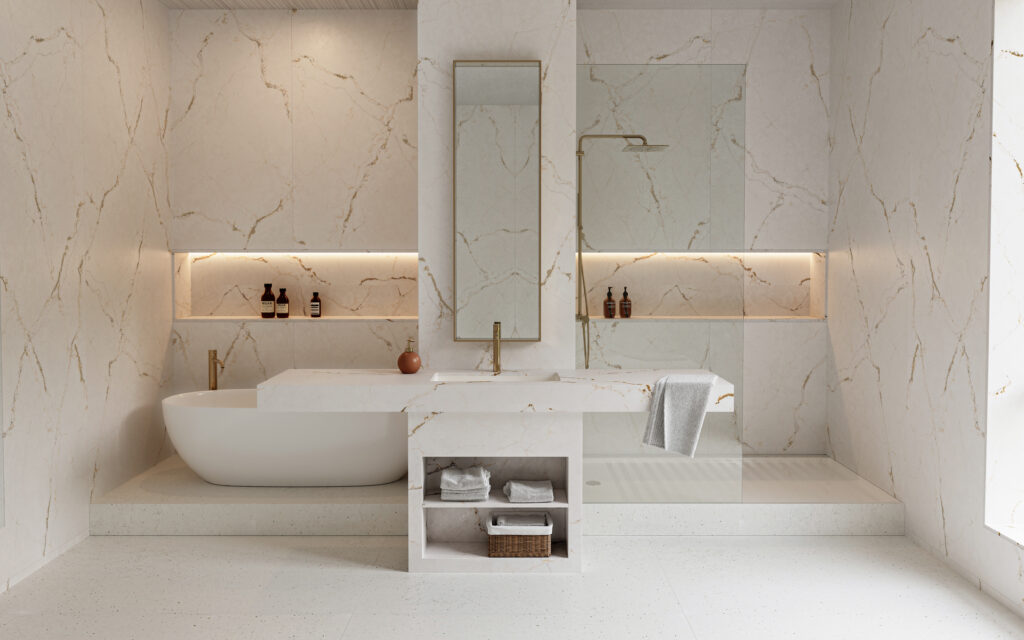 Baño con revestimiento en paredes y mesada en Silestone Versailles Ivory, de la línea Le Chic