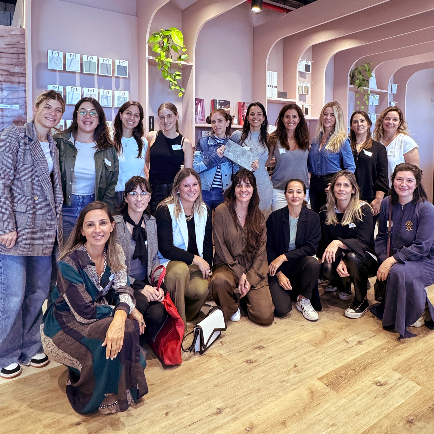 Foto final de todas las participantes que fueron parte del encuentro.