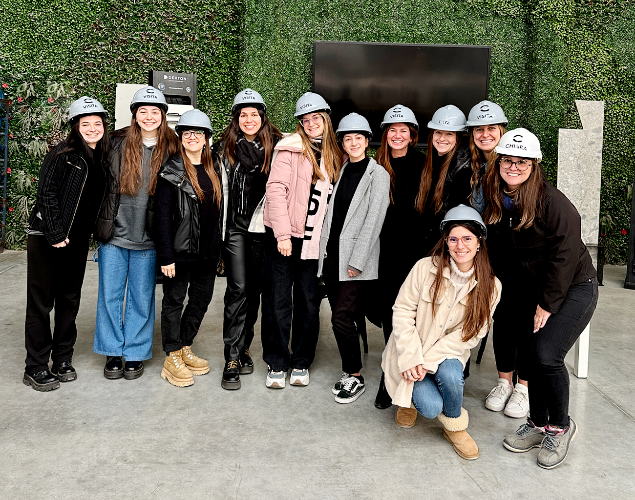 Grupo de profesionales en la fábrica de Canteras