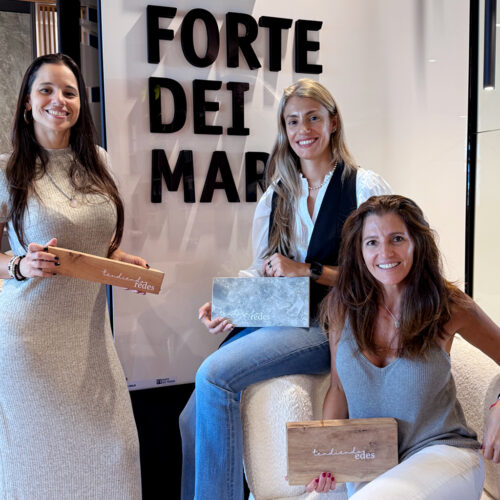 Carola Mauer y Flor Arbit de Tendiendo Redes junto con Belén Amato de Forte Dei Marmi.