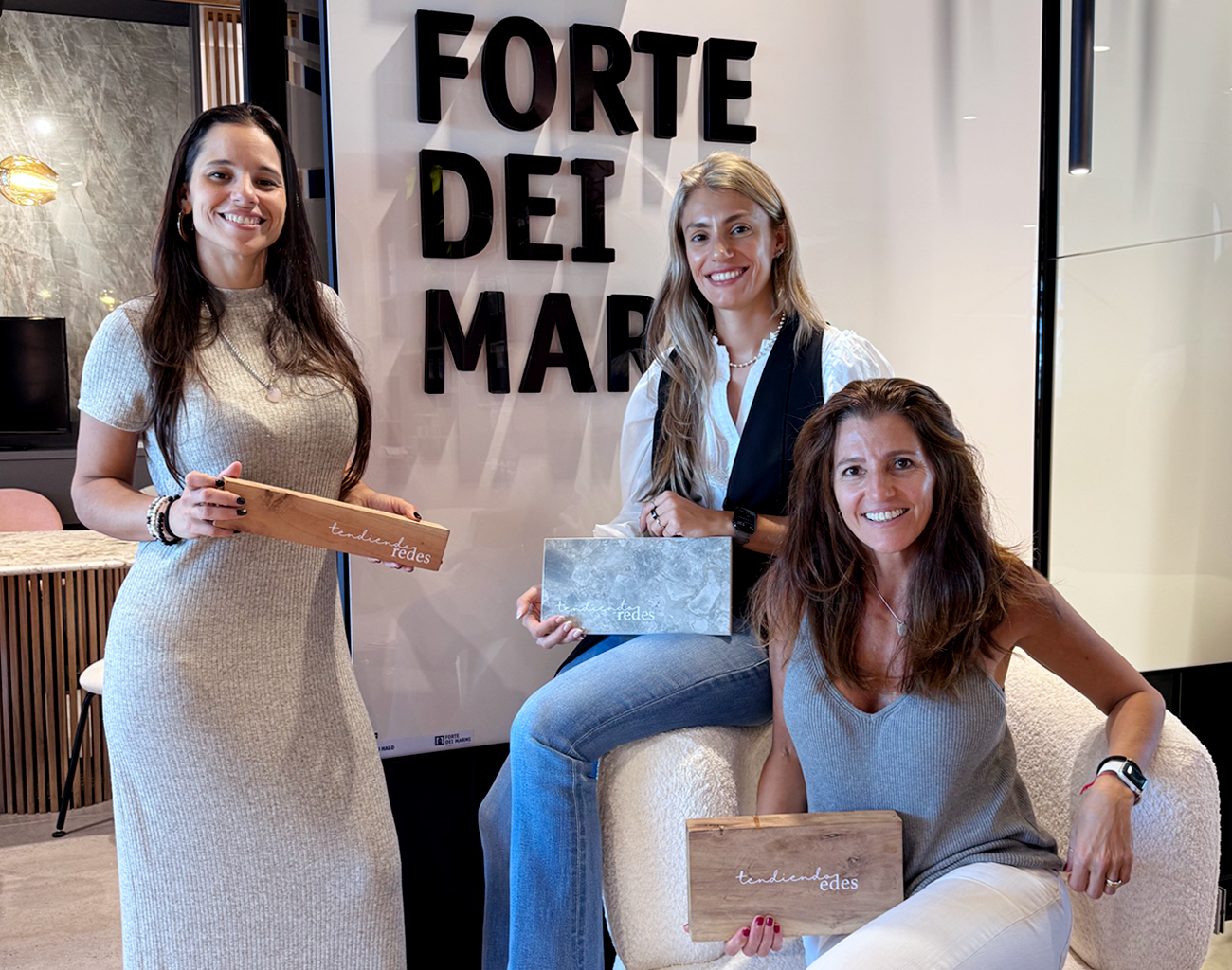 Carola Mauer y Flor Arbit de Tendiendo Redes junto con Belén Amato de Forte Dei Marmi.