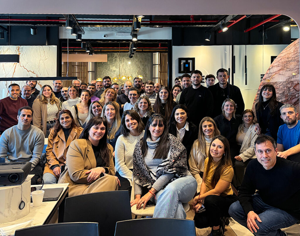 Foto final del encuentro ALIADOS en Forte dei Marmi con todos los representantes de las marmolerías que participaron.