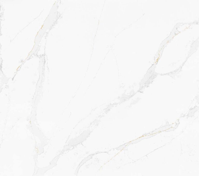 Silestone Calacatta Gold tiene fondo blanco con vetas gruesas en color gris y detalles dorados.