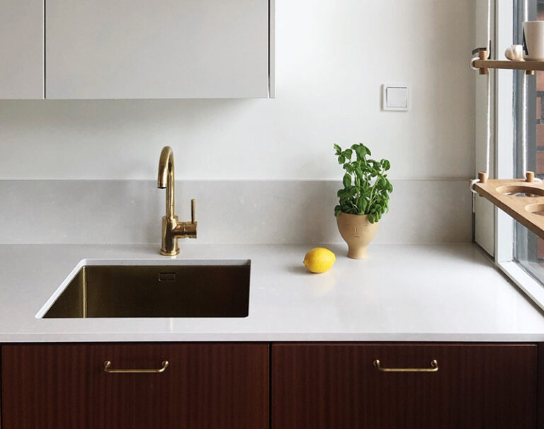 Mesada en Silestone Yukon y bacha de acero inoxidable.