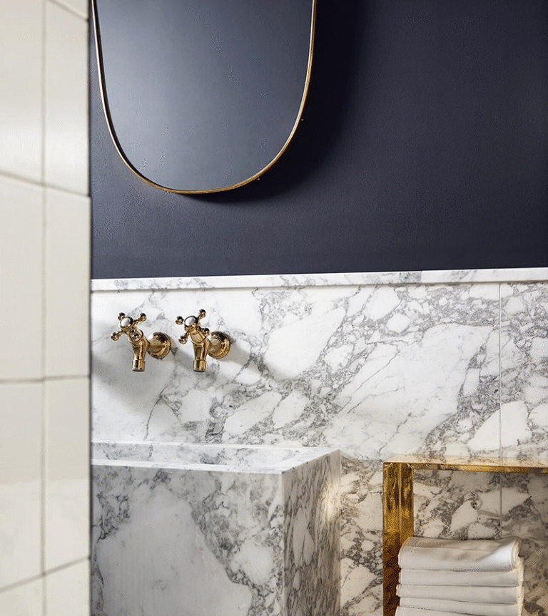 Baño con mármol Arabescato en bacha y revestimiento