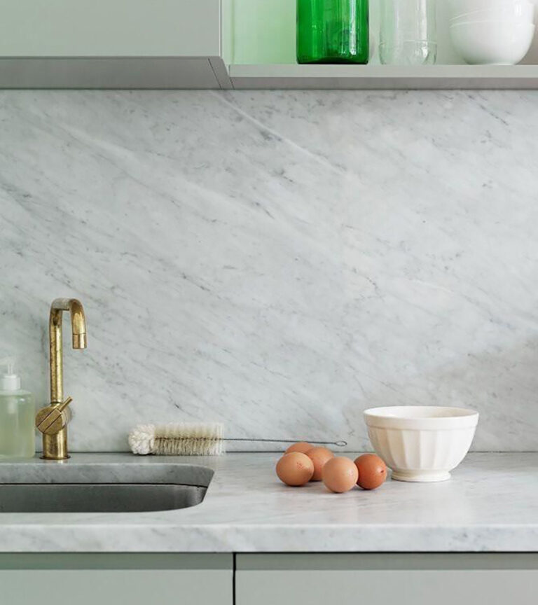 Cocina en mármol Carrara en mesada y alzada.
