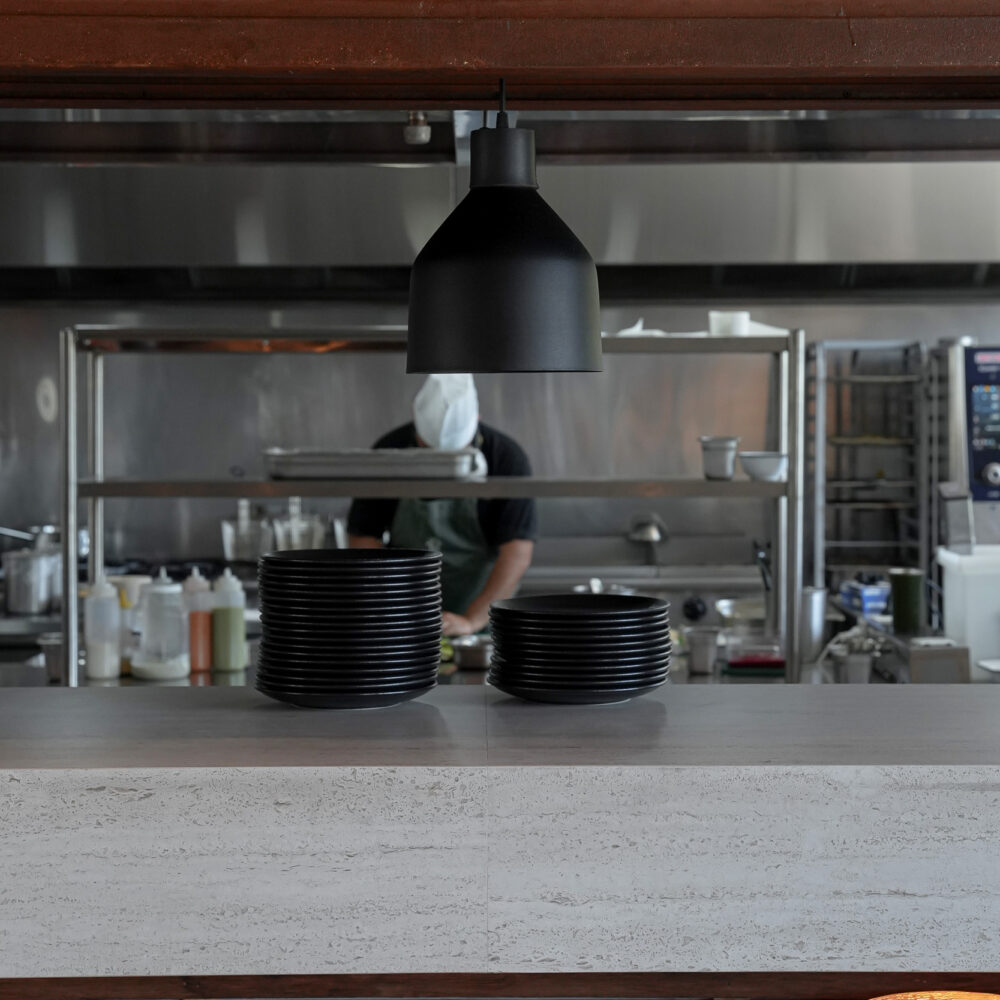 Barra principal en Dekton nebbia
