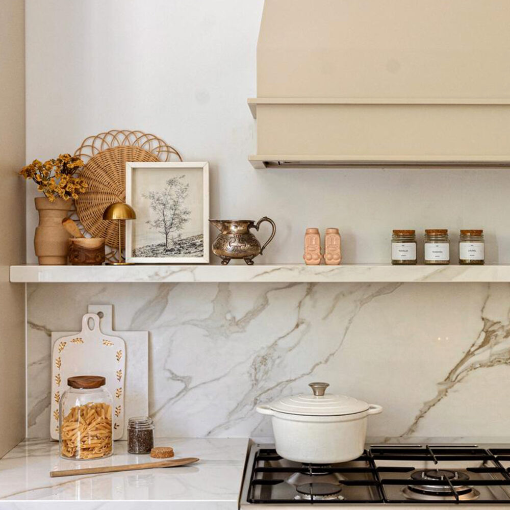 Mesada, alzada y estante en Dekton lucid
