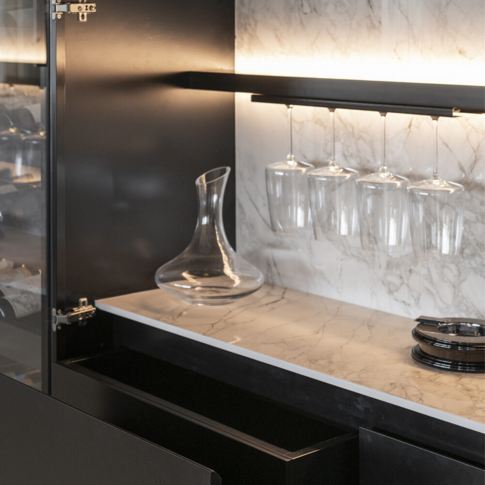 Detalle de vajillero en Dekton bergen