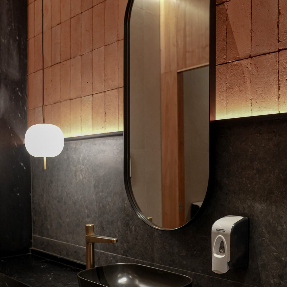 Mesada de toilette y revestimientos en granito vía láctea