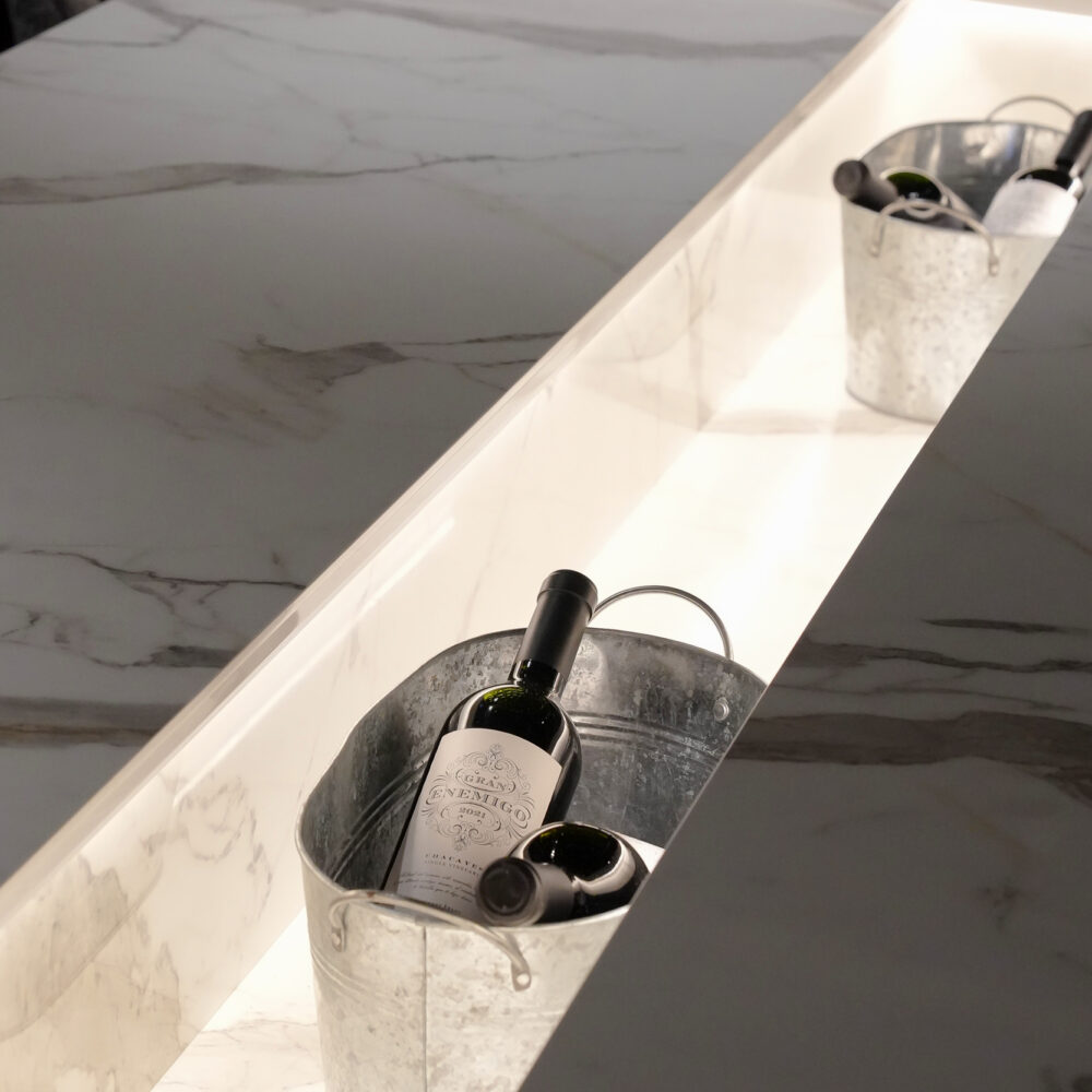 Detalle de mesa con hueco para fraperas en Dekton vigil